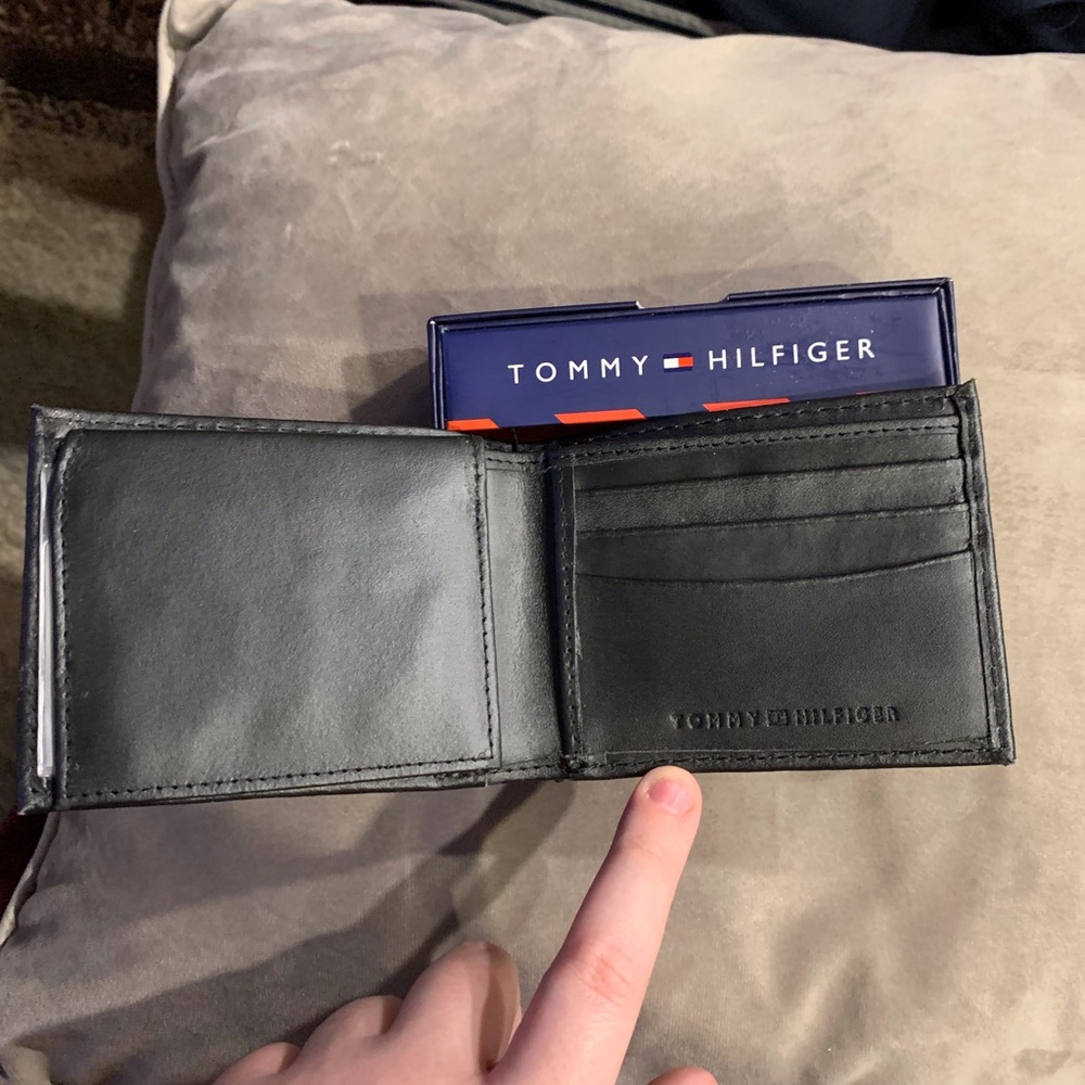 BNWT Wallet - Picture 2 of 6
